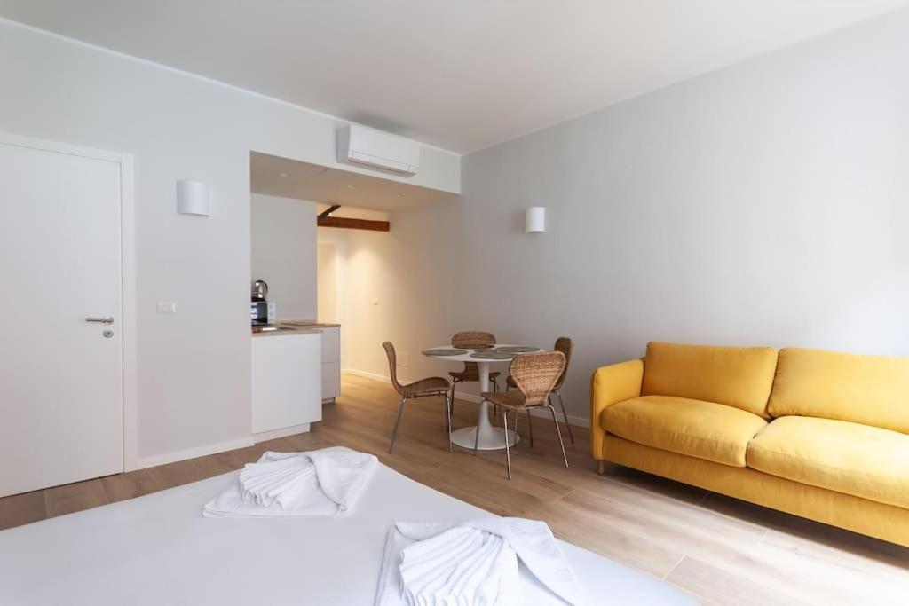 Youhosty - Ticinese Suite 1 มิลาน ภายนอก รูปภาพ